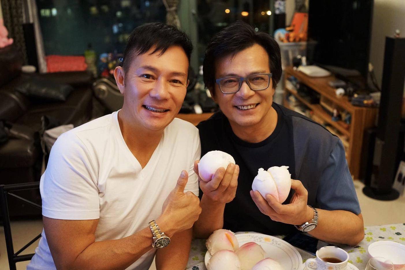 张兆辉为大哥黄日华庆生日,华哥面露笑容网友放心,意外捕获三哥