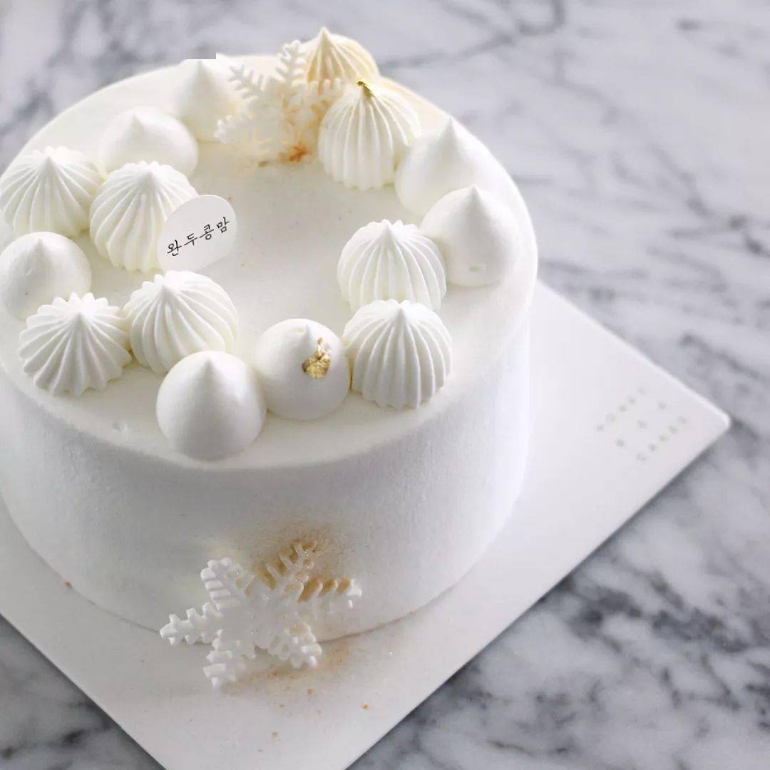 纯白奶油蛋糕造型图片
