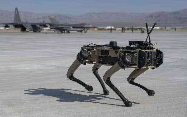 美军展示新型机械狗将承担保卫任务未来或替代人类守卫