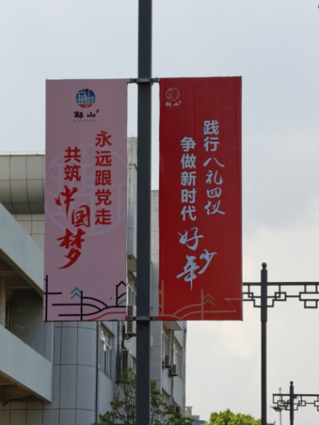 实,我区以道旗广告,景观小品,公交站点等为载体,巩固公益文化建设阵地