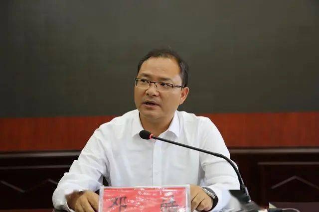 县委书记邓皓出席会议并为受到表扬和表彰的先进集体,部分优秀校长