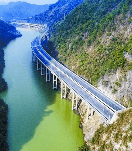 3km,道路海拔变化落差大,其中位于s86宁靖高速东往西方向2km 500m至7