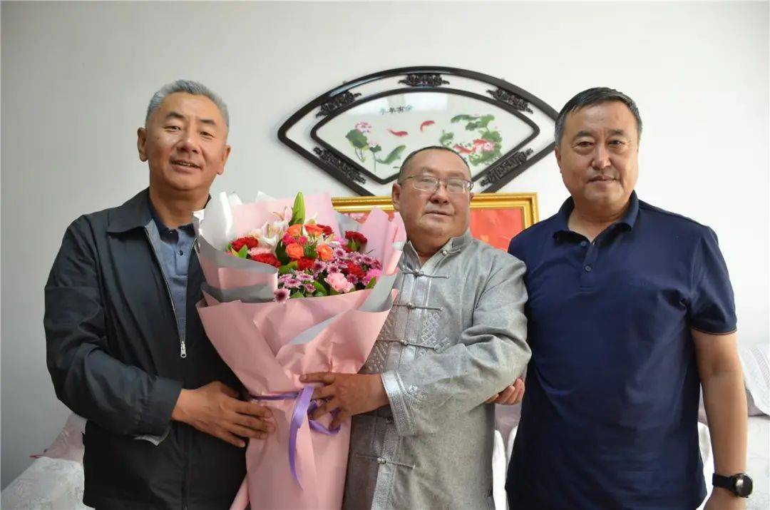 包头市人大常委会主任徐德林一行慰问达茂旗教师代表