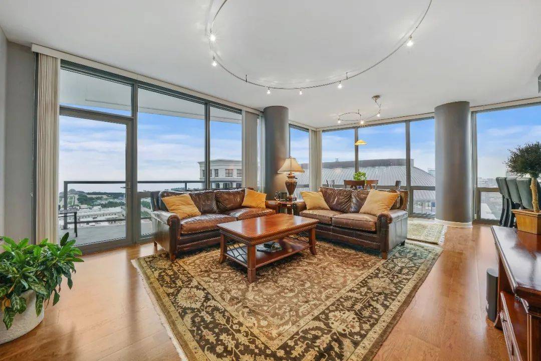 芝加哥顶级湖景公寓带书房价格非常亲民