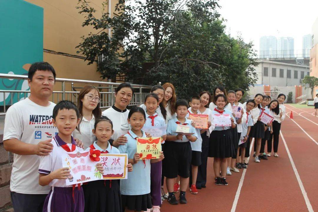 队活动浓情九月致敬恩师济南市闫千户小学少先队开展庆祝教师节活动