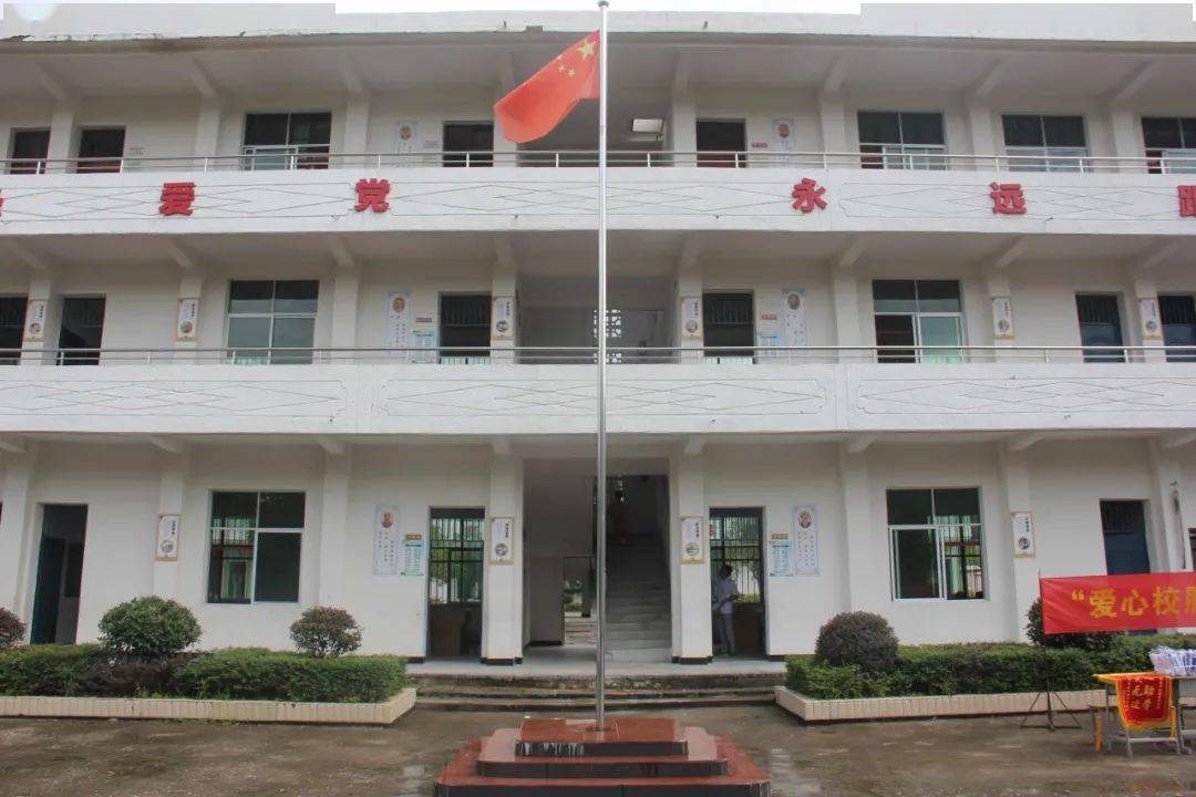 当校服遇上公益,康源农业将温暖送进小学~_宁都县