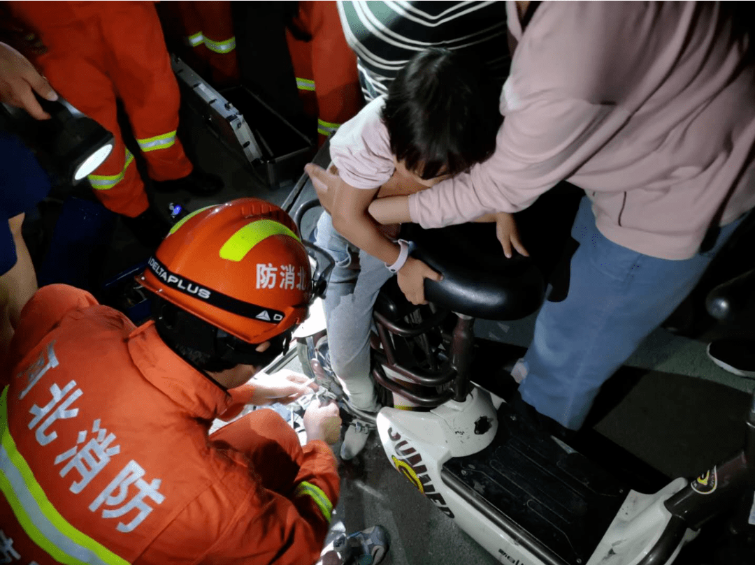 又见儿童脚卡电动车中家长们可要注意了