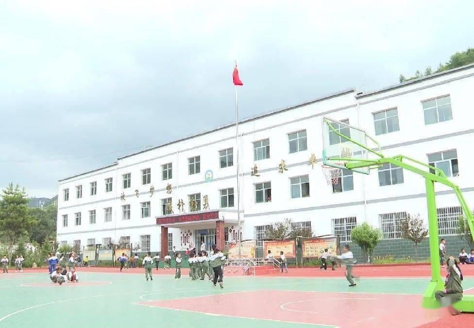 岷县茶埠镇中心小学党支部书记 校长 石勇:我校距今已有77年的办学