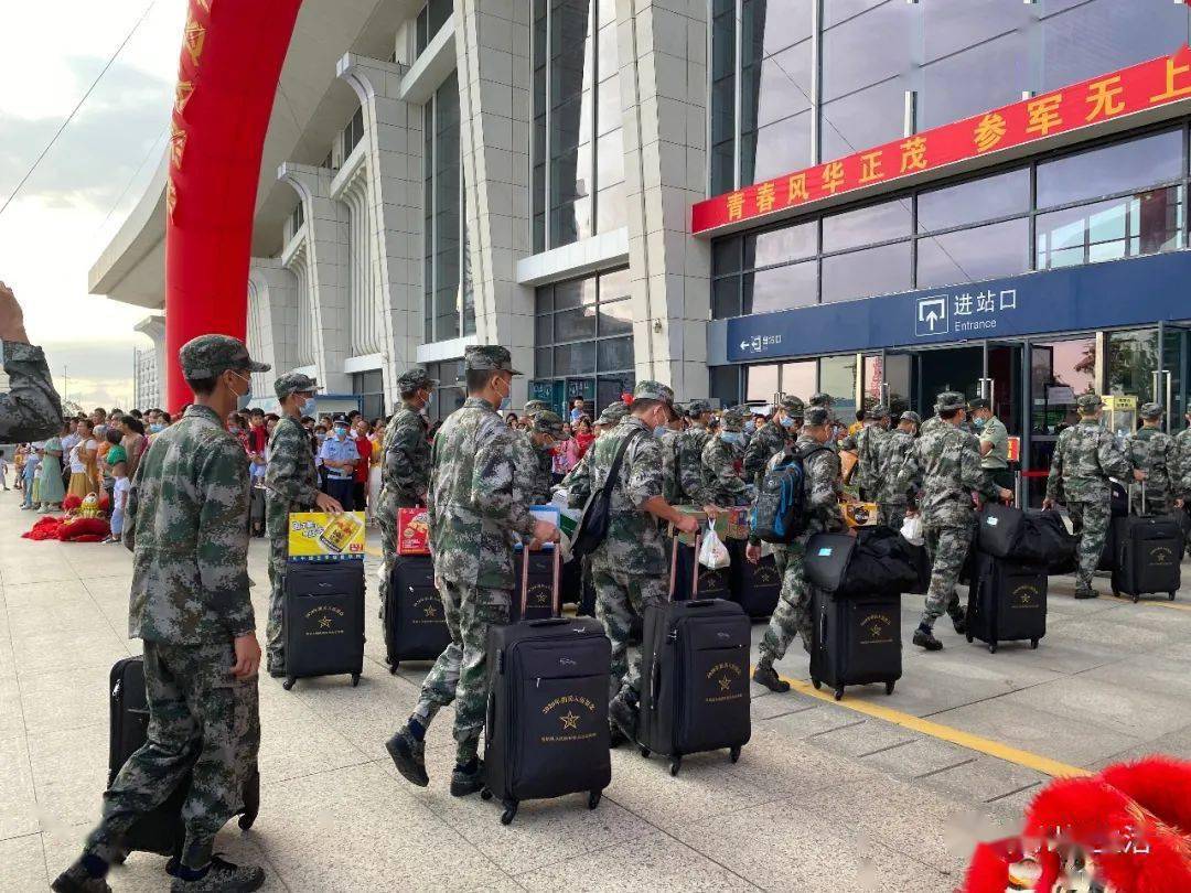 又是一年送兵時我市1200多名新兵啟程赴軍營