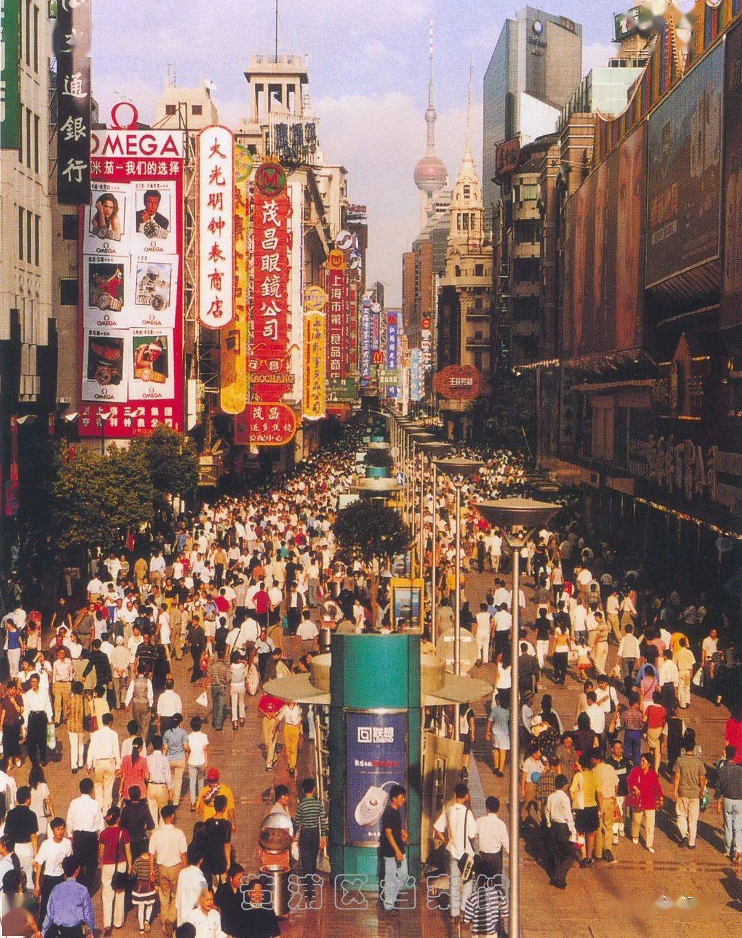 南京路步行街开街后吸引了众多游人21世纪初南京路步行街世纪广场一带