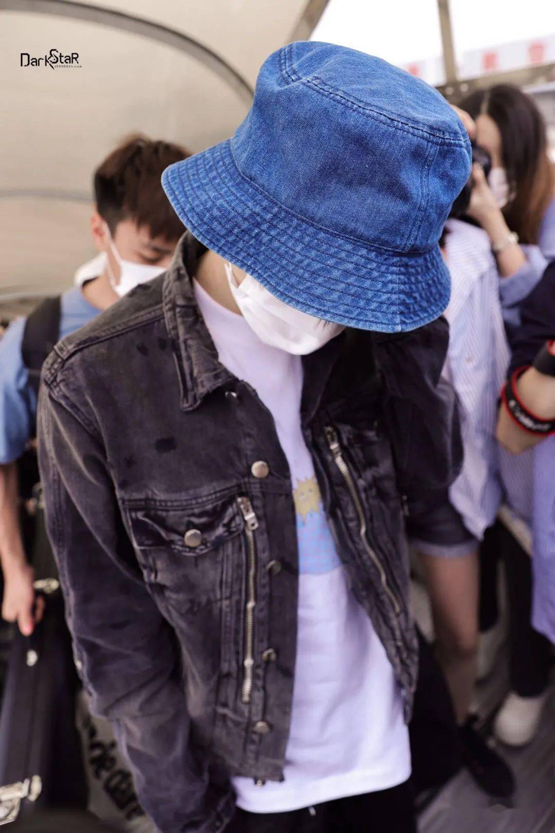 王俊凯上海机场出发帅气霸气外漏