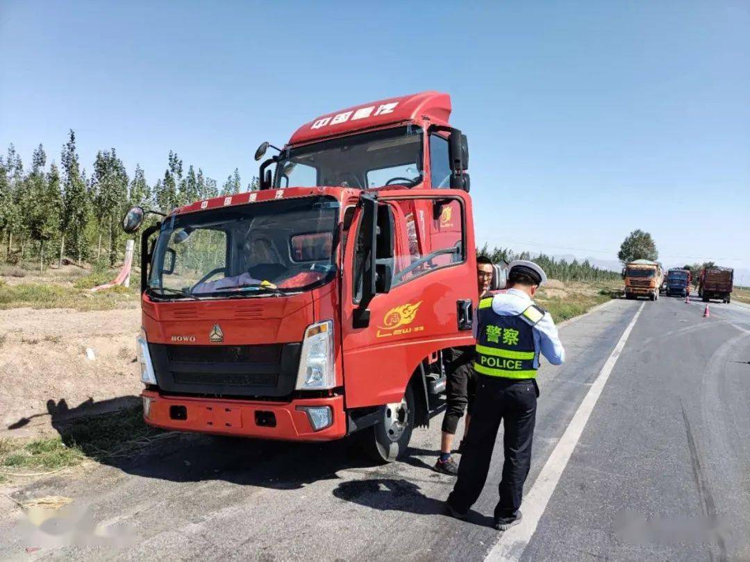 张掖国道g312线上四辆货车"车背车"叠罗汉,组团"耍杂技"