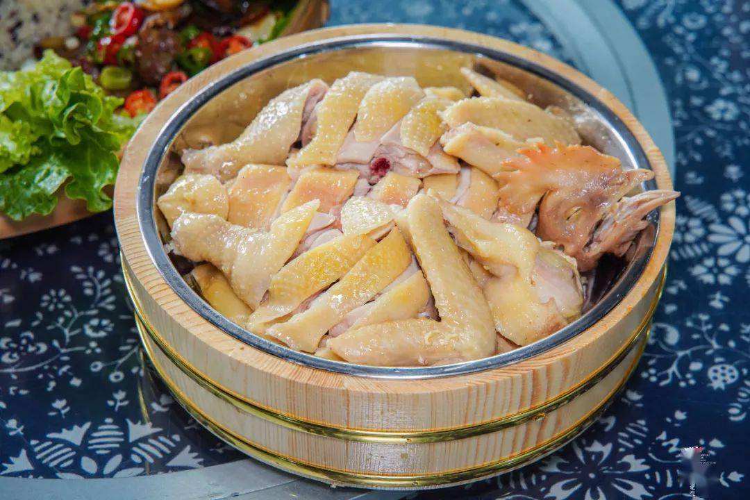 藏在西江路的小侗寨把整个三江土货都搬到了柳州油茶水蒸鸡吃一次就忘