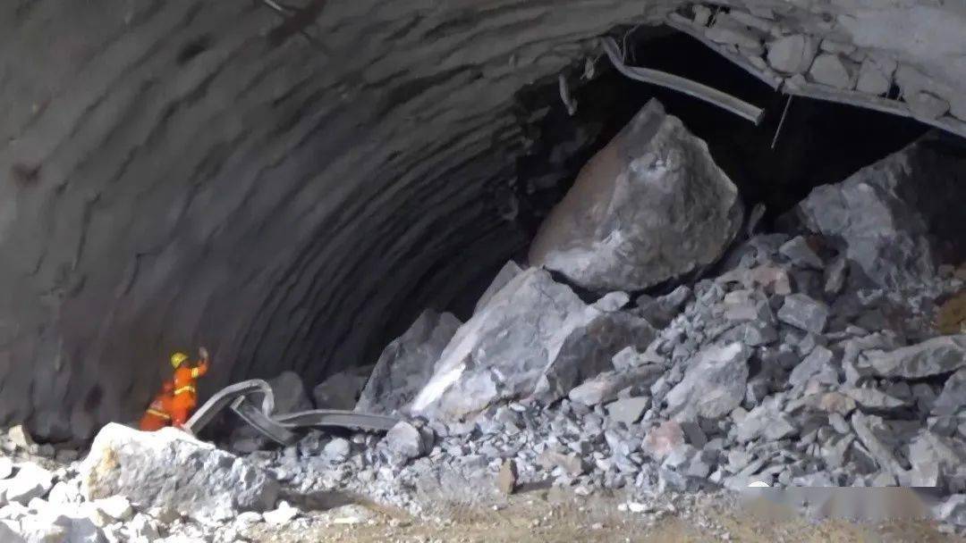 百色乐业通报在建隧道塌方起因:系洞顶岩石塌方