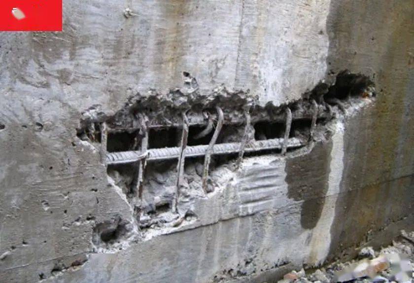 混凝土坍落度小,拆模过早,硬化前受外力受到破坏,成型后钢筋外露的