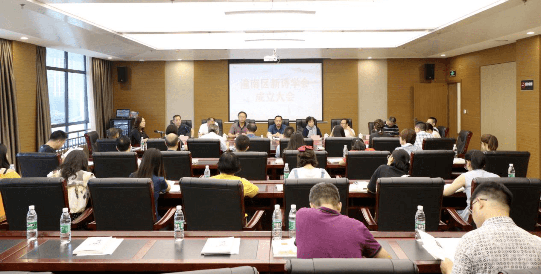 会议选举王谢冬担任会长,彭勇,周冬梅,全洪辉担任副会长,江明珠为秘书