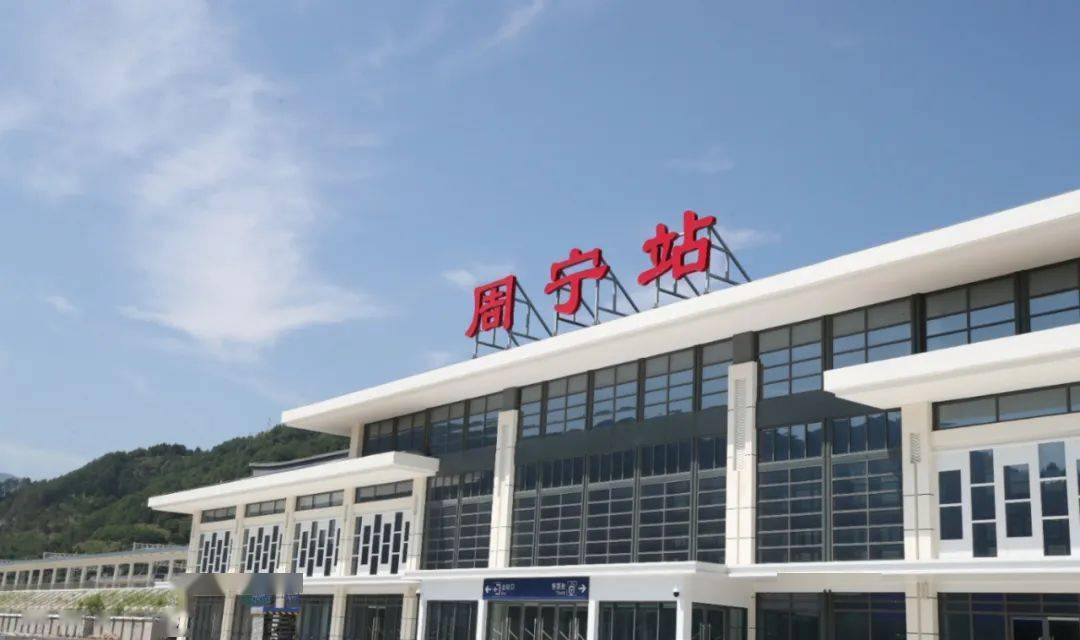 周宁站建筑造型吸取当地建筑精华,灰墙和红色木构色彩对比给人深刻的