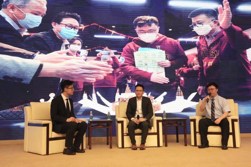 选择学医就是选择了责任抗疫英雄走进交医开学第一课