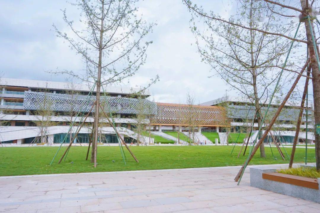 吉利学院(成都校区)地址:四川省成都市东部新区石盘街道成简快速路(滨