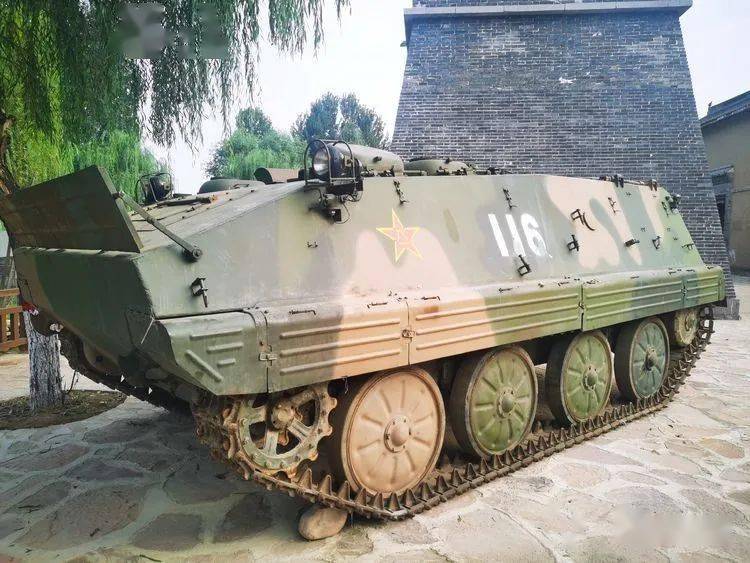开坦克,上战场 59式坦克  红色基因就是要传承, 一辆63式装甲输送车