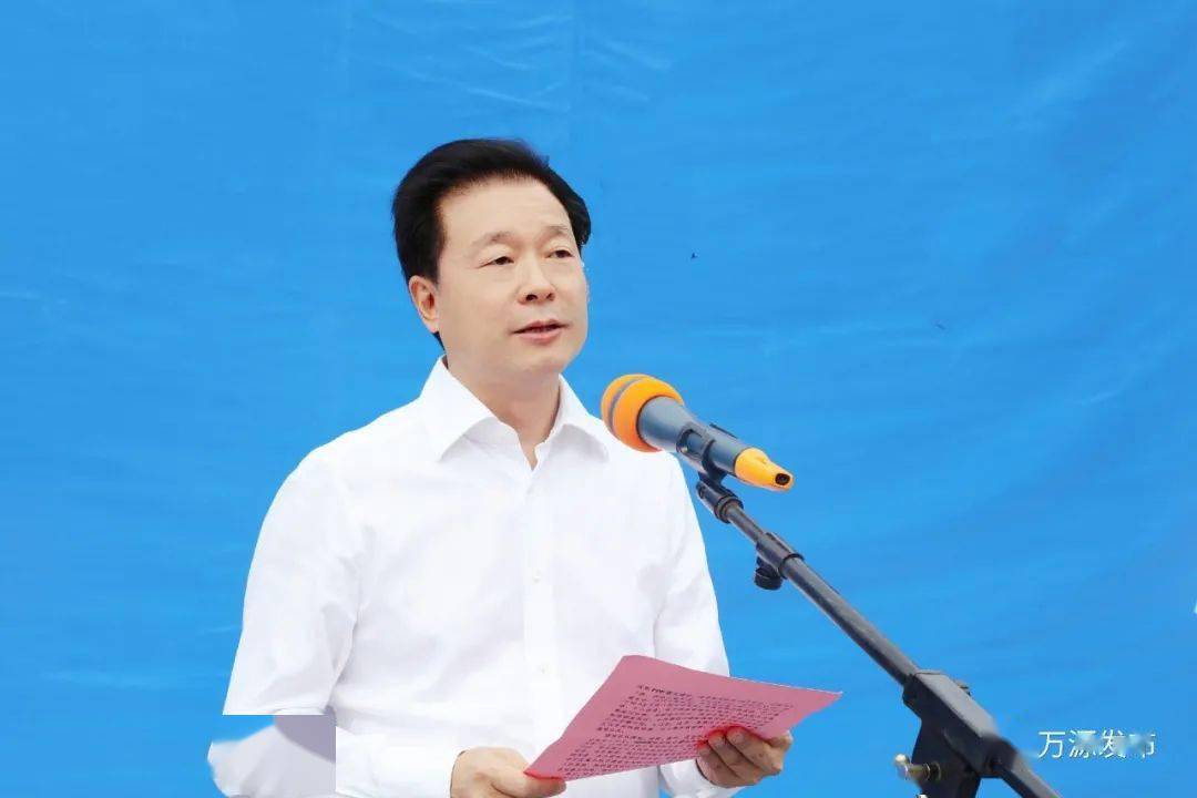 吴晓勇在致辞中指出,万源地处大巴山腹心地带,川渝陕三省(市)结合部