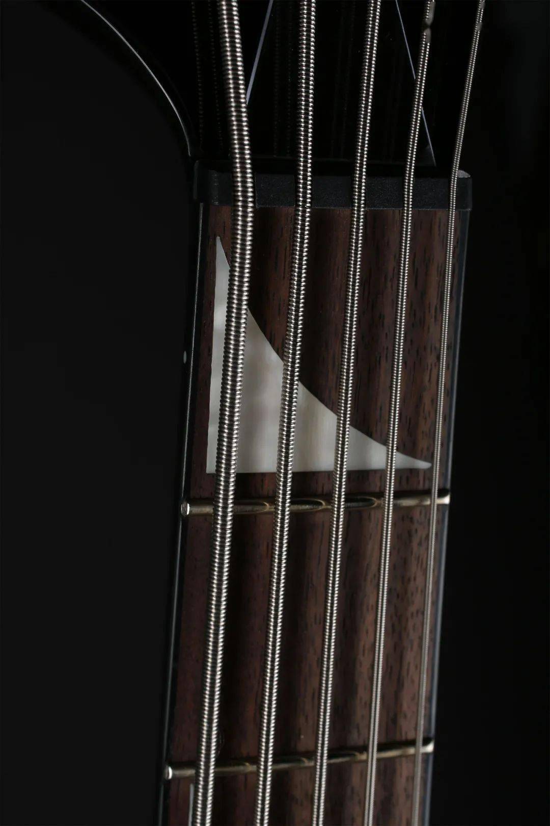 74左滑查看更多美图配置:琴体材质:白杨木琴体漆面:高光黑色琴颈