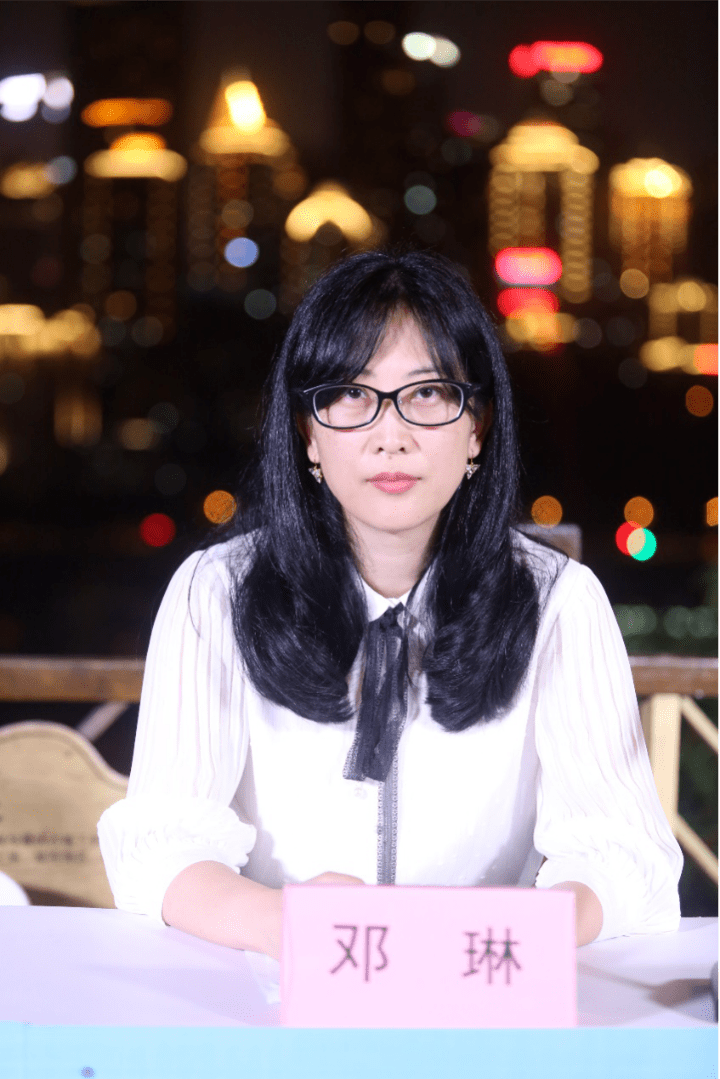 委员会副主任邓琳向媒体朋友们介绍当前渝中区网红景点智能化发展特色