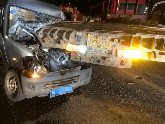 平阳恐怖车祸车头都没了