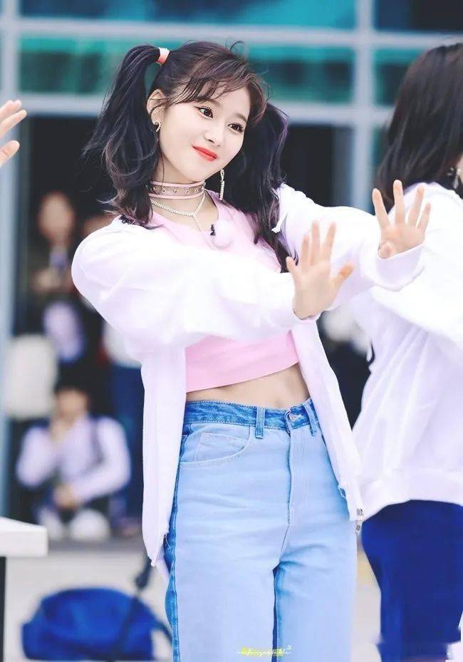 仿佛回到两年前的女团爱豆双马尾造型