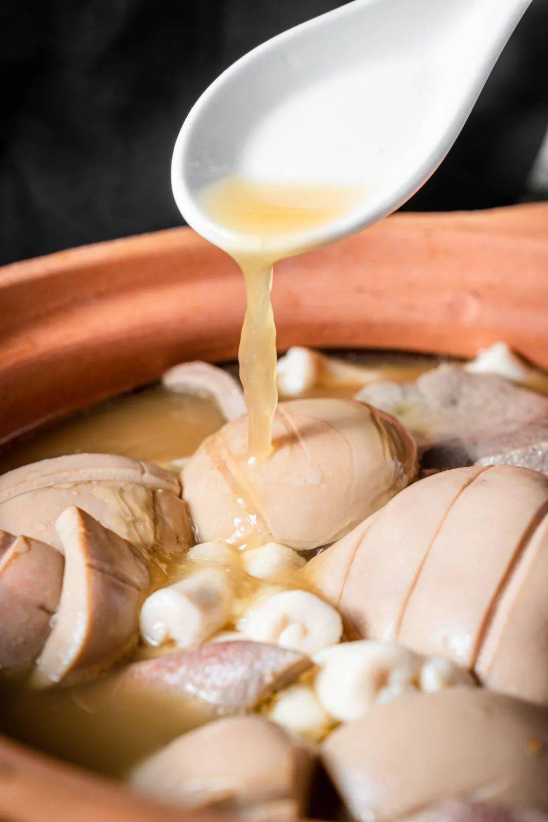猪腰汤首先要品汤,传统高汤做底,每次上桌前要加入姜汁和胡椒驱寒去腥