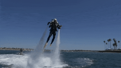 控制器上有按钮控制推力的大小,产生的反冲力将使用者推向空中.