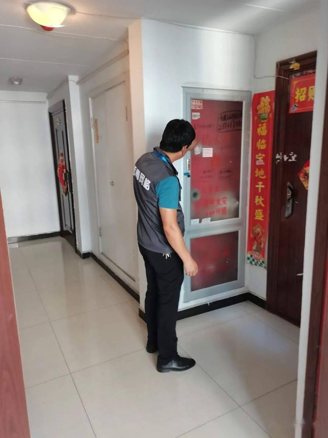 网格员加强日常巡查,发现小区内有住户违规饲养家禽,经上报问题事件后