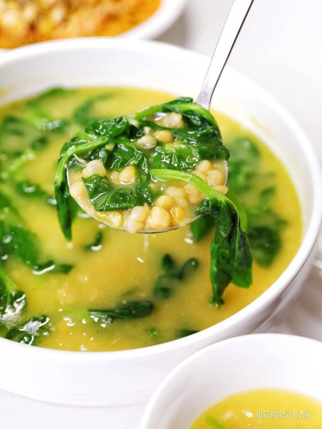 【豆汤豌豆苗】是属于四川人的解辣神器,熬的软烂的豌豆糊衬出豌豆尖