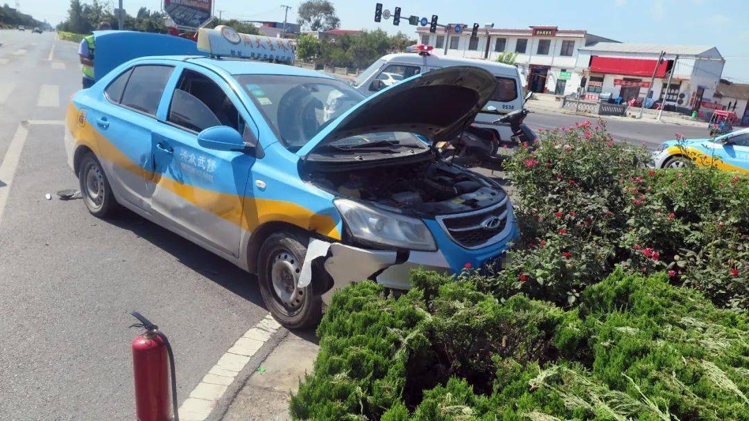 焦作一女子被出租车撞飞!监控实拍!