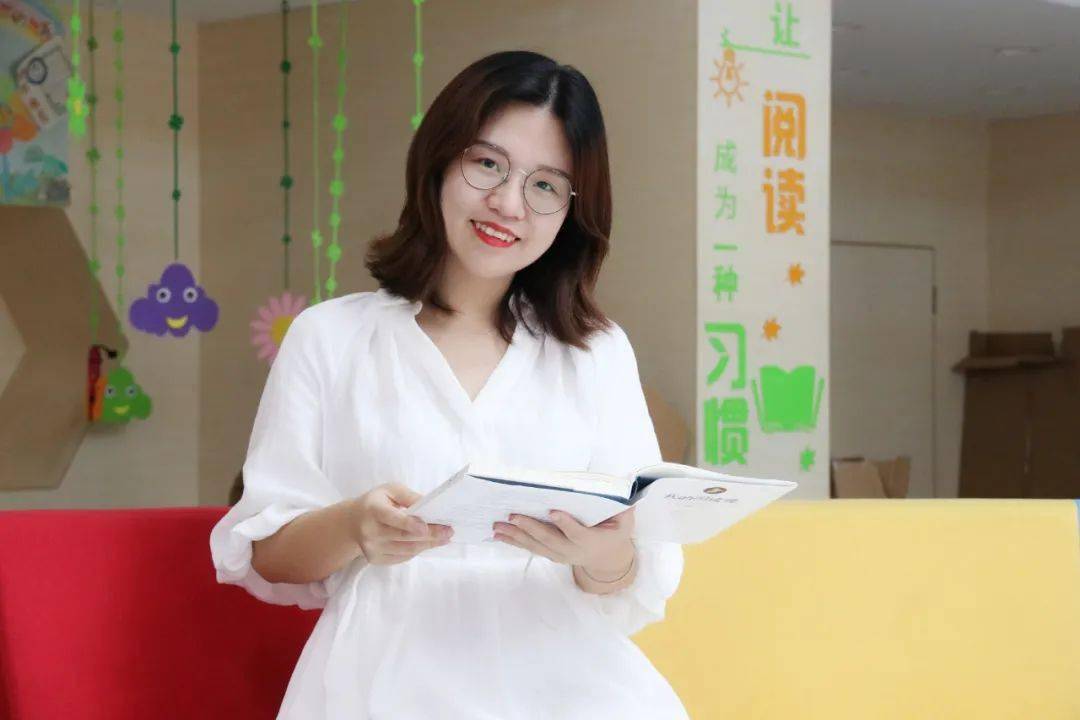 六集,逼迫儿子朱朝阳喝下牛奶的那位母亲眼中的愤怒和偏执吓到了黄颖