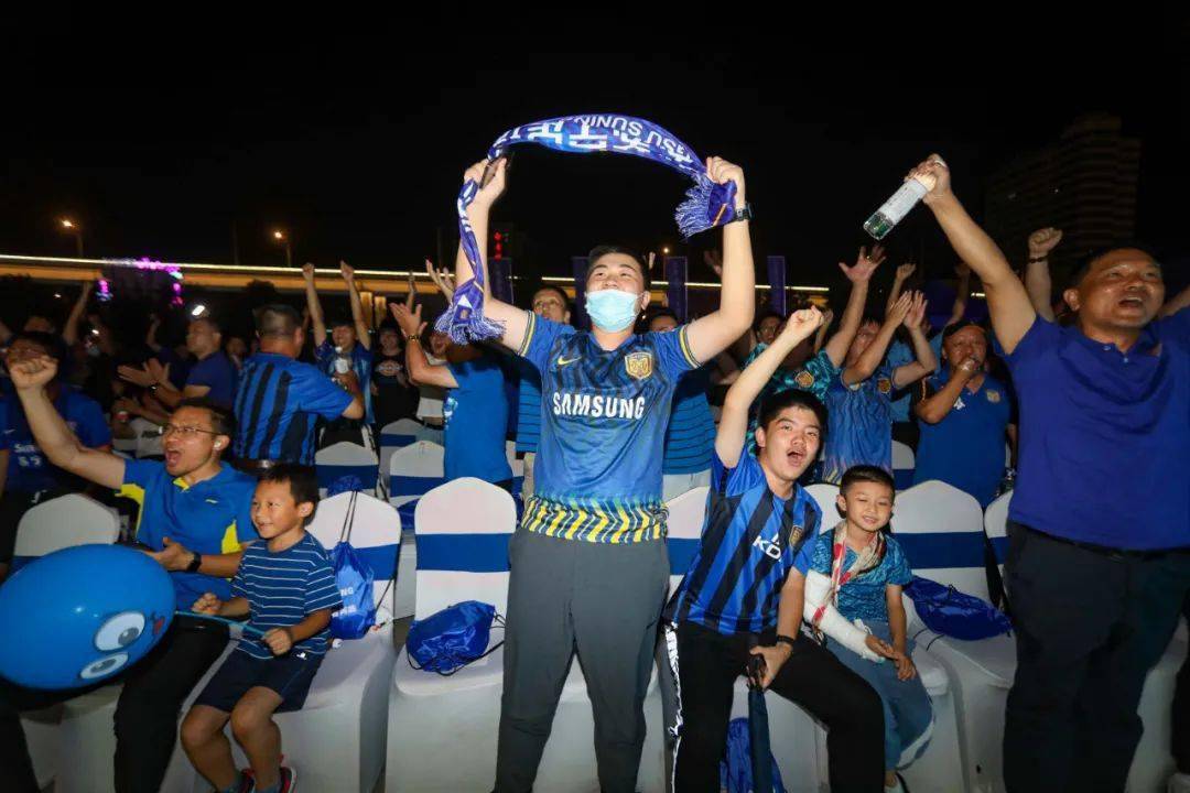 球迷助威国展中心江苏苏宁第二主场热爱零距离