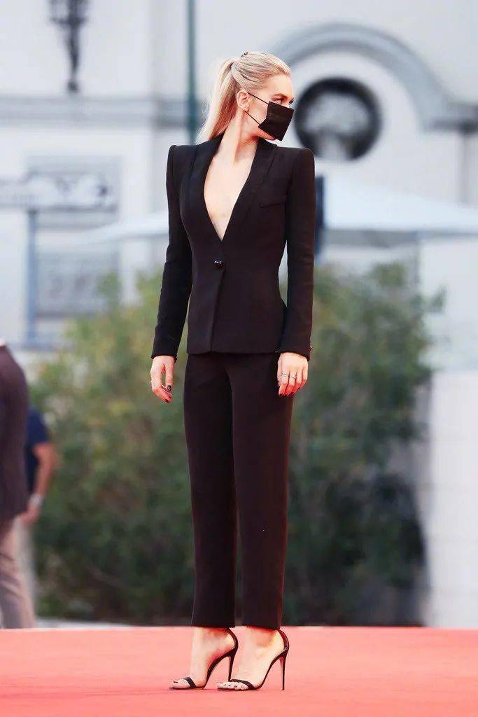 她是威尼斯新科影后丨赏色_凡妮莎·柯比