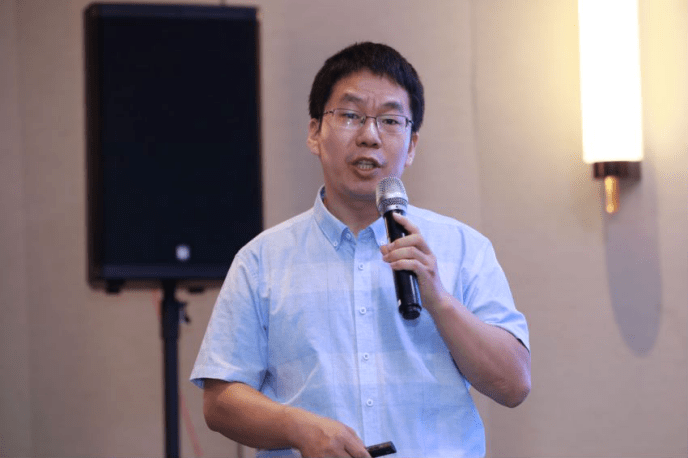 北京智谱华章科技有限公司董事长兼总经理刘德兵介绍的"智能科技情报