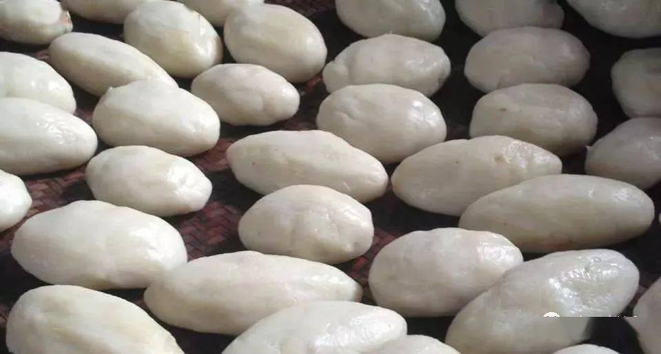 晶莹透亮,滑润可口——米冻粿清明前后,将采摘的新发艾草嫩叶捣烂,拌