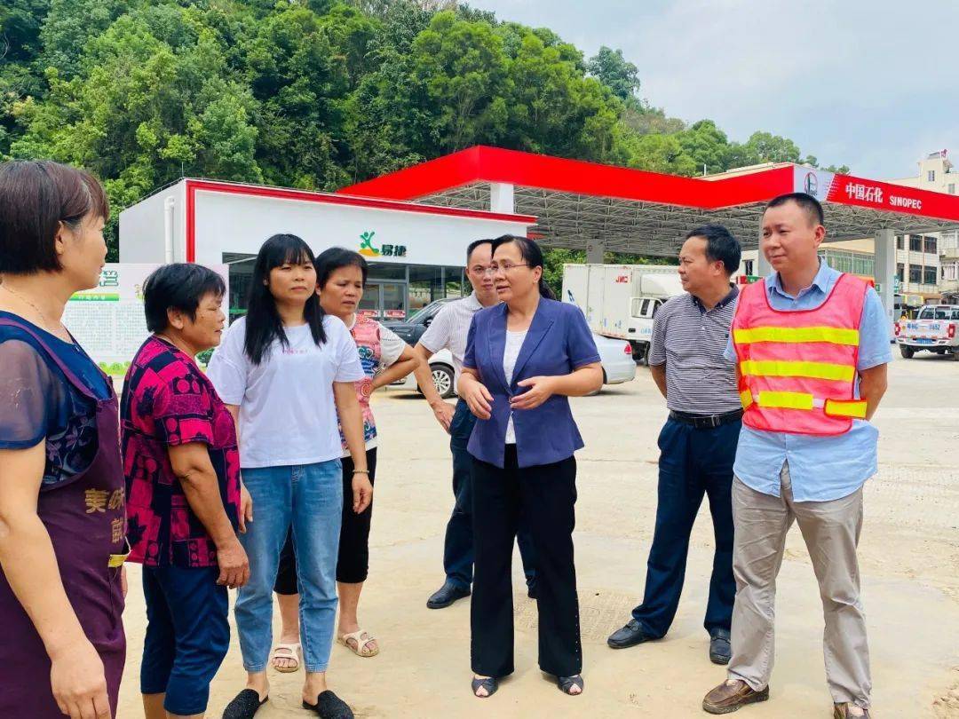 当日,封开县长梁健梅到封川街道入口处检查昨日"水浸街"的情况,县长