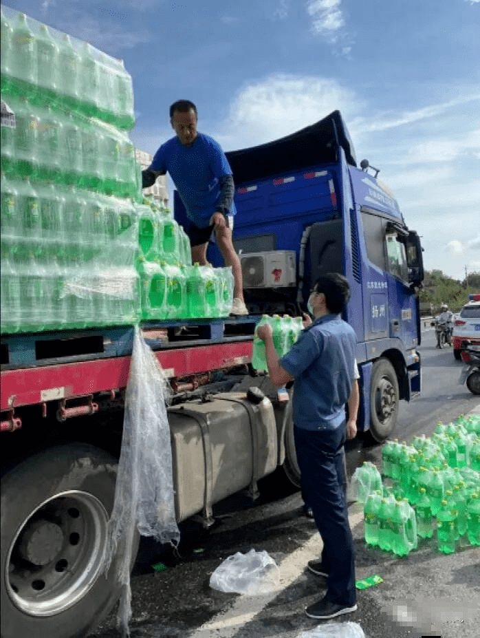 江苏一货车车上的数千瓶汽水散落在公路上路人纷纷向前