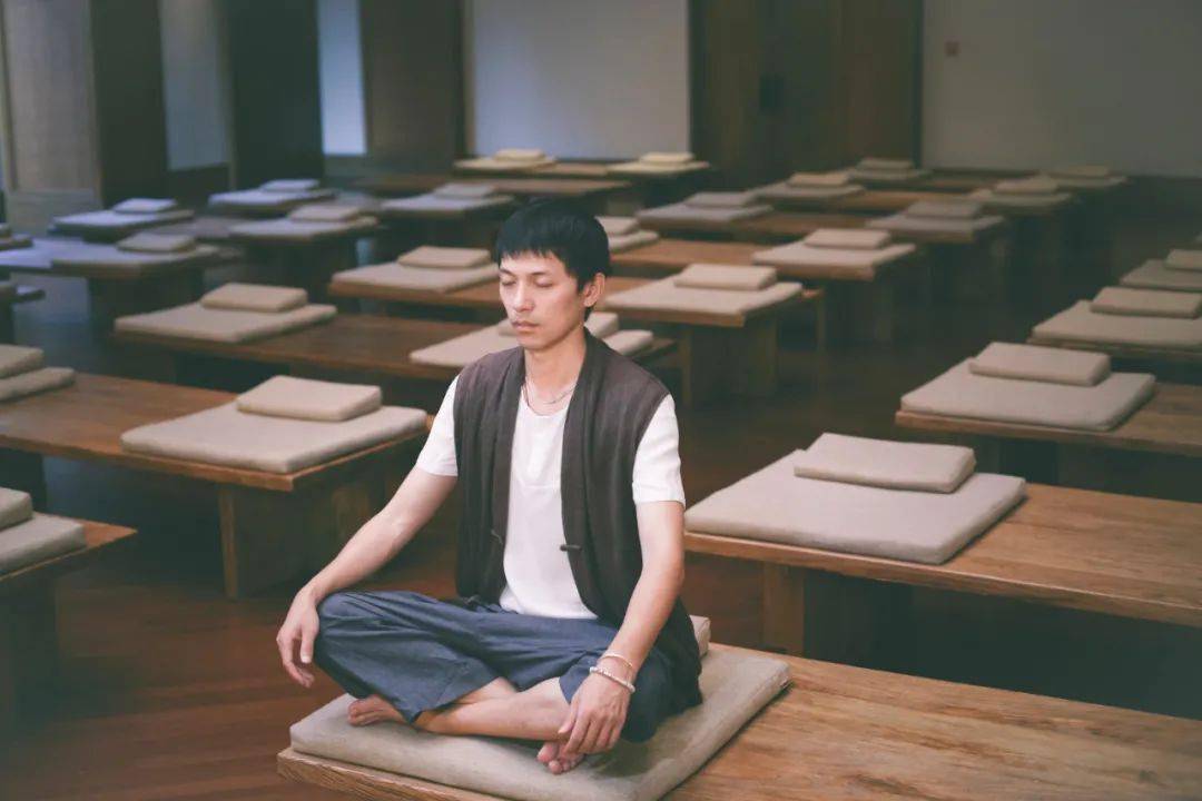 可以静心抄经,可以用心编一条吉祥金刚结,也可以坐禅入定天地间