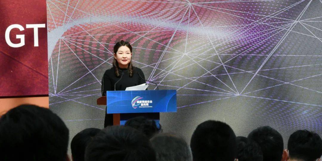 省委网信办主任崔萍主持开幕式.