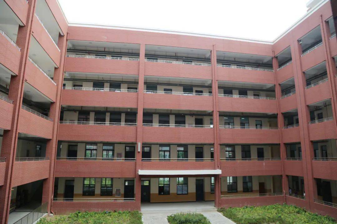 据悉,巢湖一中新建教学楼是巢湖市目前规格最高,功能最完备的教学楼