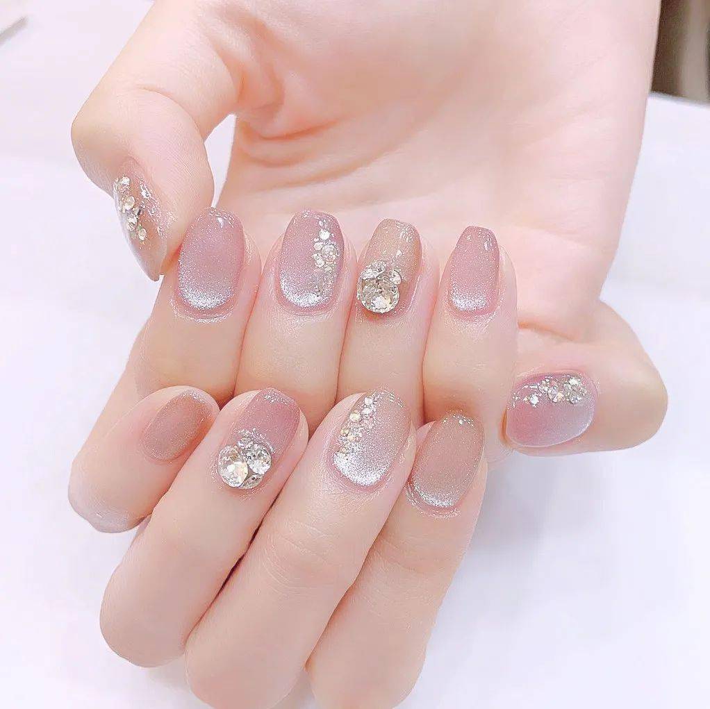 简约耐看的小碎钻美甲超适合结婚