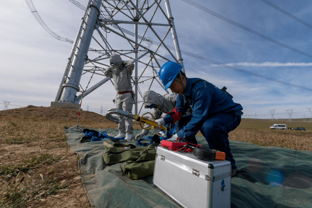 国网蒙东电力首次完成1000千伏特高压线路模拟带电作业