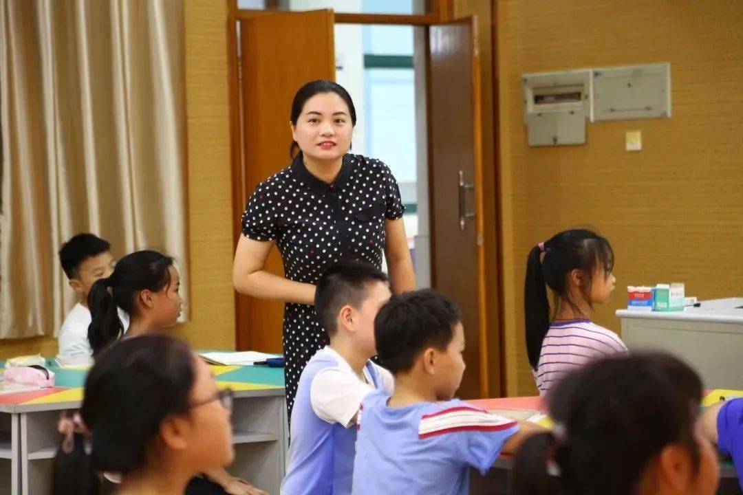 周丽君通过游戏互动,让学生总结出"连词成句""抓住关键词""猜读,跳读"