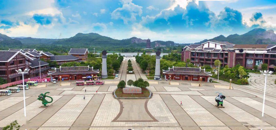 金龙湖公园为市民提供了休闲健身的好去处铺设了健康跑道各大公园