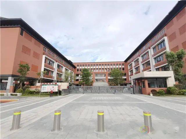 莲东小学天马校区东侧大门施工处于收尾阶段,完工后即可投入使用,缓解