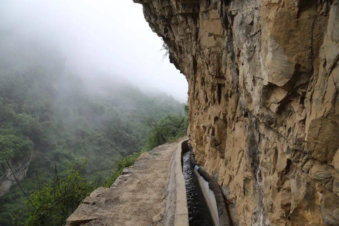 在不适宜人类居住的地方开凿绝壁天渠这个地方创造出了人间奇迹